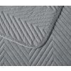 Šedý přehoz na postel ARROW VELVET – sametová elegance s moderním vzorem