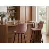 Designová barová židle ARCETO VELVET růžová ke kuchyňskému ostrůvku