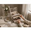 Šperkovnice ELEGANT CASE 25,1x21,5x15,3 cm z eko kůže, béžová s proskleným víkem