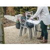 Atraktivní černá plastová rozkládací židle pro stylové bydlení