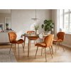 Designová jídelní židle MANGO VELVET terakotová v moderní jídelně s dřevěným stolem