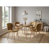 Designová jídelní židle MANGO VELVET světle hnědá v moderní jídelně s kulatým dřevěným stolem